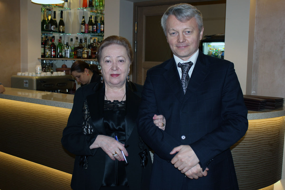 На фото: Анна Денисова, член Совета АП ЛО, Председатель Коллегии адвокатов «Регион» Михаил Федотов